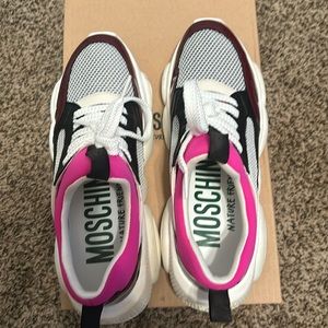 Moschino Nature friendly women sneakers fantasy print size 40 only worn twice.